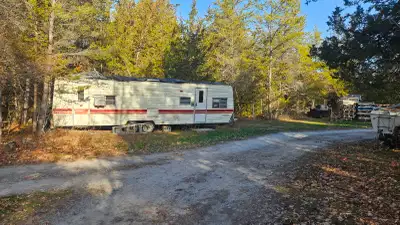 Oldie but goodie, No leaks, protected winter tarp. Queen bed in front, double in back witj 2 bunks a...