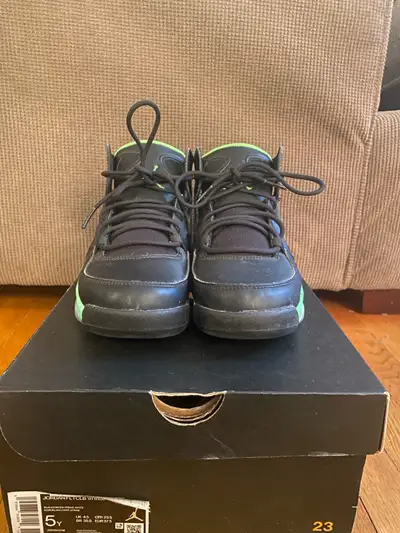 Jordan 6 electric green size 5 barely worn dm if interested or any questions