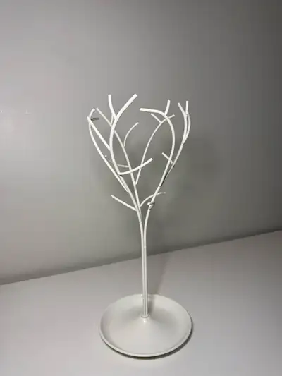 Display your jewellery in style with this used, but in good condition, decorative white jewelry stan...