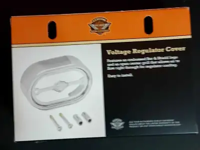 Rehaussez l'apparence de votre Harley-Davidson Softail avec ce couvercle de régulateur de tension ch...