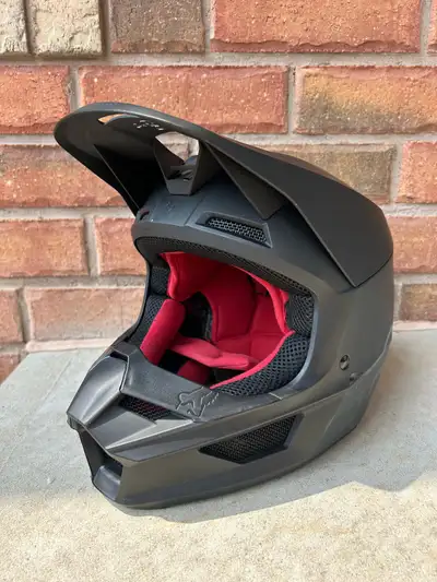 Used 2 times. Tiny scratch on bottom chin part. No drops or falls. Sold the Dirtbike don’t need anym...