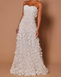 Beautiful Wedding Dress with flower appliqués/Robe de mariage