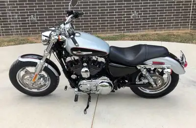 Beautiful condition V Twin 5 SPD Only 3,500 KMs Asking $10,900 Located in Aurora