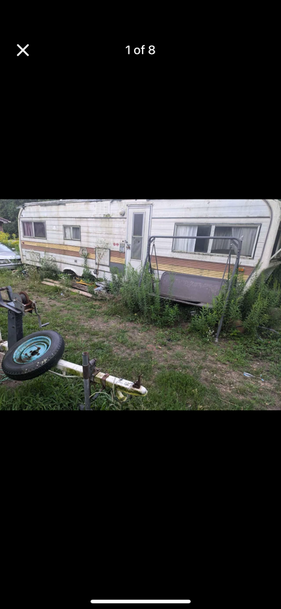 32 ft 1972 Glendale hitch rv trailer. Needs a good power washing and some tlc inside and 1 out of th...