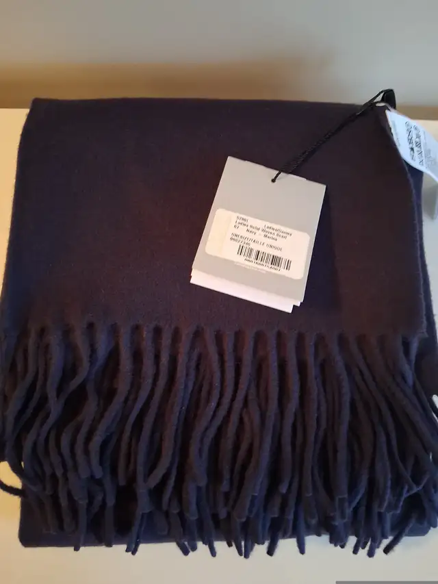 NWT Canada Goose Women's Solid Woven Wool Navy Scarf Wrap in Women's - Tops & Outerwear in City of Montréal - Image 3