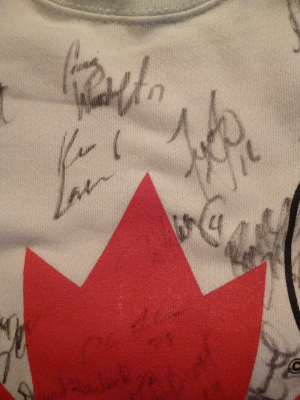 1994 Lillehammer Olympic hockey sweatshirt signed by 21 - Kariya in Arts & Collectibles in Peterborough - Image 4