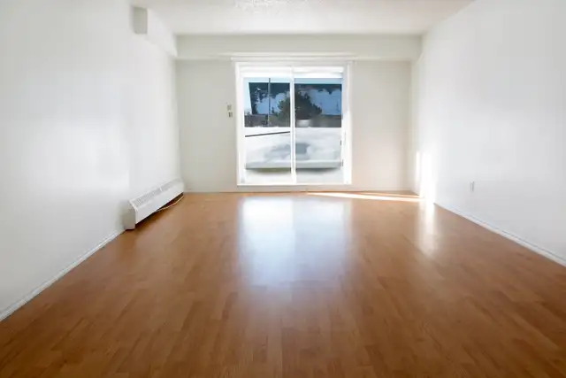 4 ½ à 2 min Métro Longueuil tout inclus, wifi pour juillet