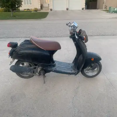 2006 Yamaha Vino 50cc registered moped. Roughly 4500 km. A few new parts including Honda headlight....