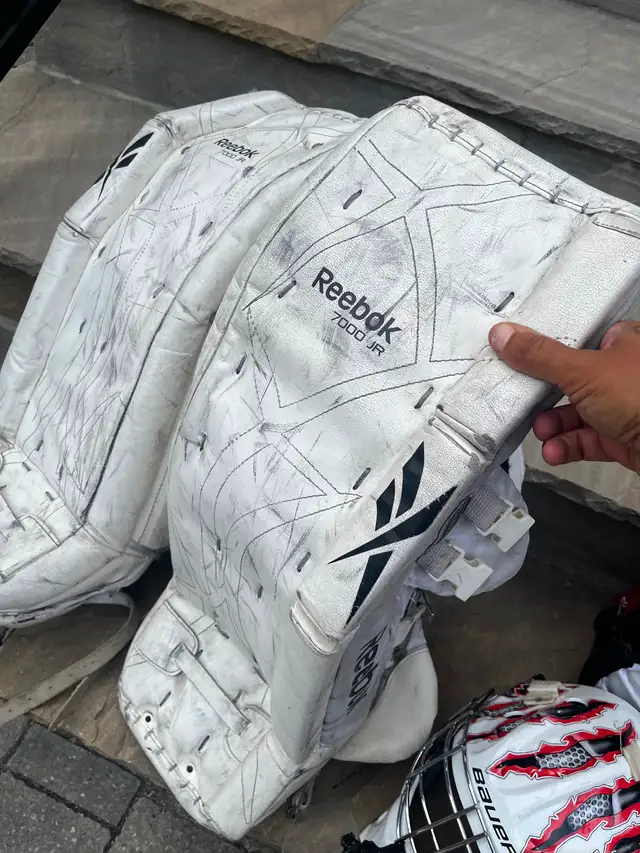 Ice hockey goalie equipment in Hockey in Oakville / Halton Region - Image 9