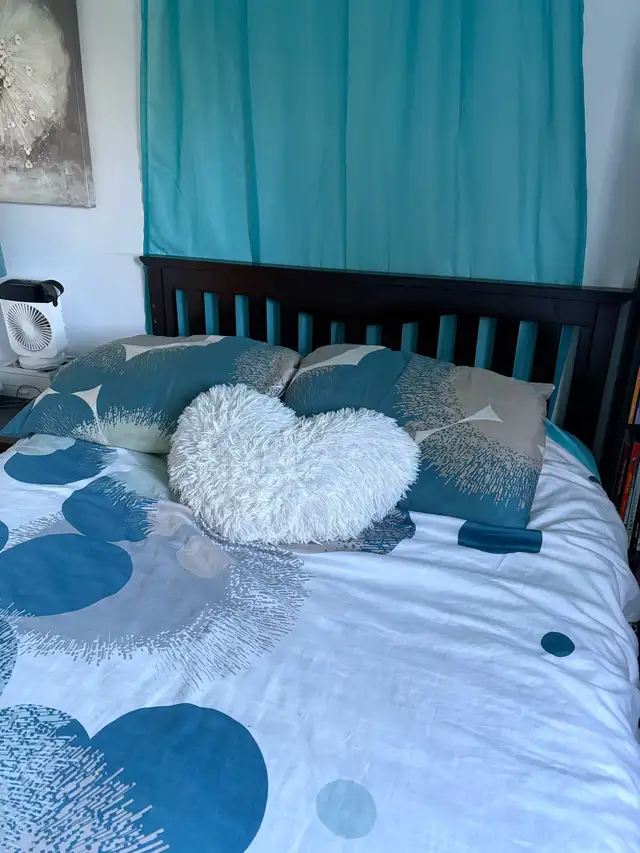 set de chambre lit double, commode et 1 table de chevet in Beds & Mattresses in Laval / North Shore - Image 4