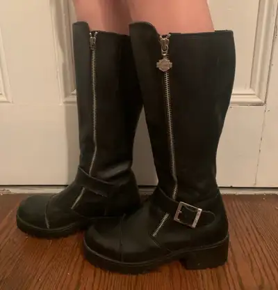 Check out these stylish, pre-owned Harley Davidson boots! These boots feature a bold design with fun...