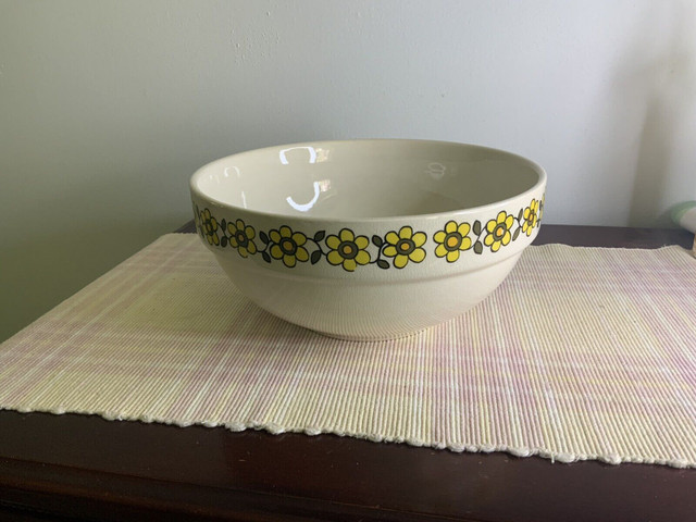 TAUNTON VALE Retro Yellow Daisy LARGE BOWL 1960’S ENGLAND in Arts & Collectibles in City of Toronto