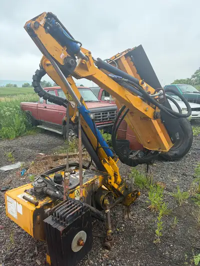 This Trackless ditch bank mower is a reliable piece of used agricultural equipment designed to tackl...