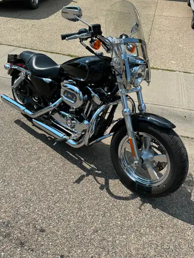 Colour: Vivid Black Mileage: 12,790km Willie G skulls - derby cover & gas tank Exhaust: Vance & Hine...