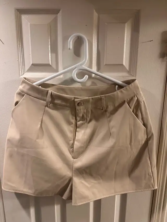 5 Skirts and Shorts (I) Size L in Women's - Bottoms in Markham / York Region - Image 6