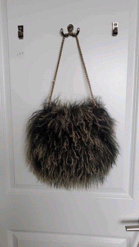 Genuine Fur Shoulder Bag in Women's - Bags & Wallets in Markham / York Region - Image 2