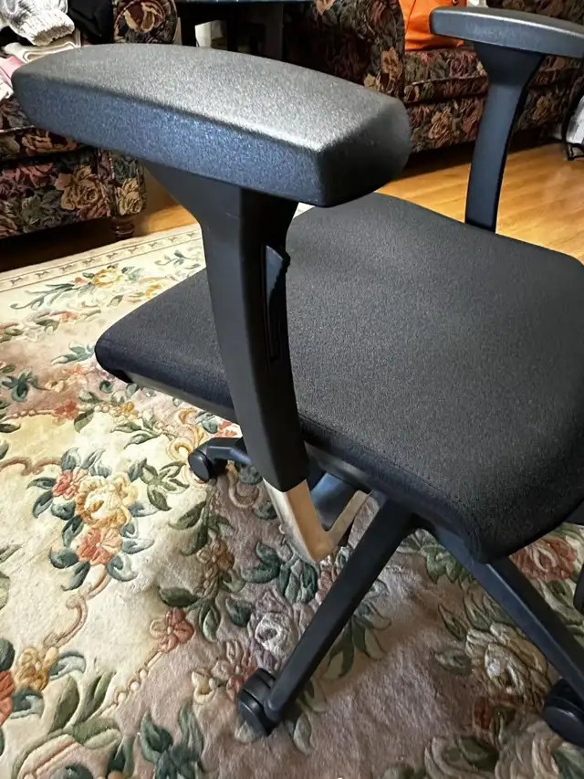 Office Chairs(4), Vanity table(1), auto cleaner(1), dog bed(1)63683038378243123