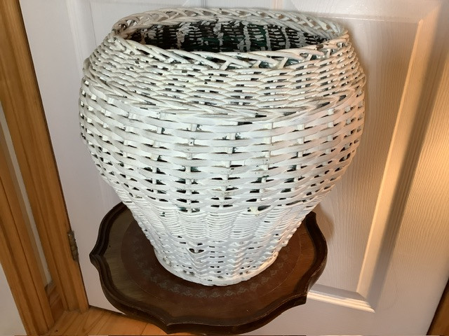 Antique Large Painted White Wicker Planter w Wood Bottom in Arts & Collectibles in Belleville - Image 3
