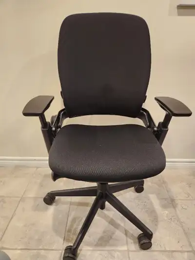 Refurbished (2024) Steelcase Leap v2 Chair, View more