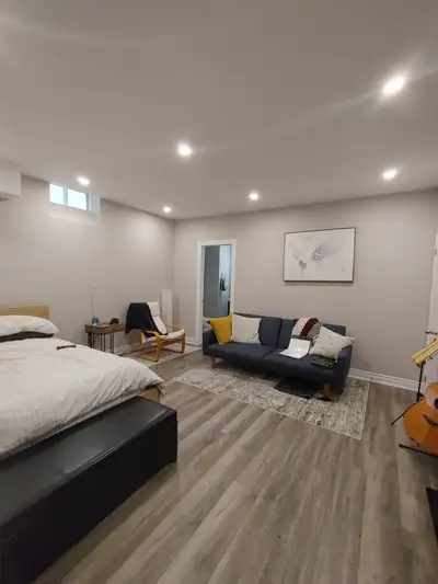 Single Occupancy Only – Yonge & Davis (Prime Newmarket Location) Location Highlights • Steps to park...