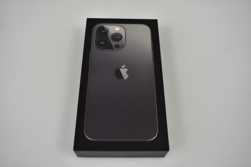New Fully Unlocked iPhone 13 Pro Max 256 GB Graphite + case Cell