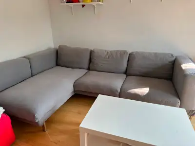 Canapé d’angle confortable et spacieux, parfait pour un salon cosy. Couleur : Gris clair Housses lav...