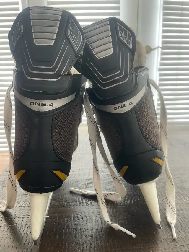 Bauer supreme one. 4’s.  Hockey skates youth 12 in Hockey in Ottawa - Image 5