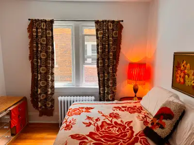 Private room in shared 2 bedroom in Roncesvalles