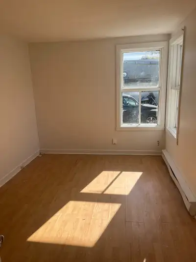 Disponible 1er novembre Détails du logement : 3½ (1 chambre, 1 salle de bain) Rez-de-chaussée Entrée...