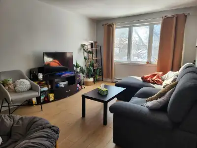 5 1/2 + terrasse à louer à Laval