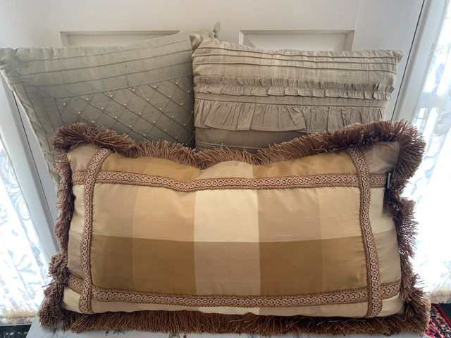 Silk decorative pillows in Home Décor & Accents in Markham / York Region - Image 3