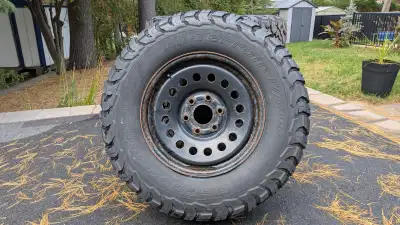 Pneus Bf Goodrich 265 70 r17 avec peu d'usure. Achetés neufs à 16/32, ils sont actuellement à 13/32....
