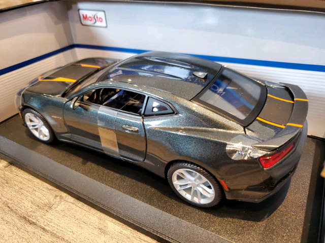 1:18 Diecast Maisto 2017 Chevrolet Camaro Fifty Dark Grey in Arts & Collectibles in Kawartha Lakes - Image 4