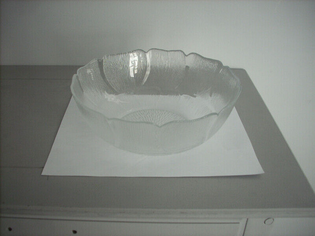 PAIR OF MATCHED GLASS SALAD BOWLS 9" / 23 CM 10.5" / 26.5 CM dans Vaisselle et articles de cuisine  à Ouest de l’Île - Image 4