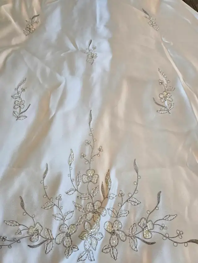 Beautiful Flower Details Wedding Dress Size 6-8  in Wedding in Moncton - Image 5