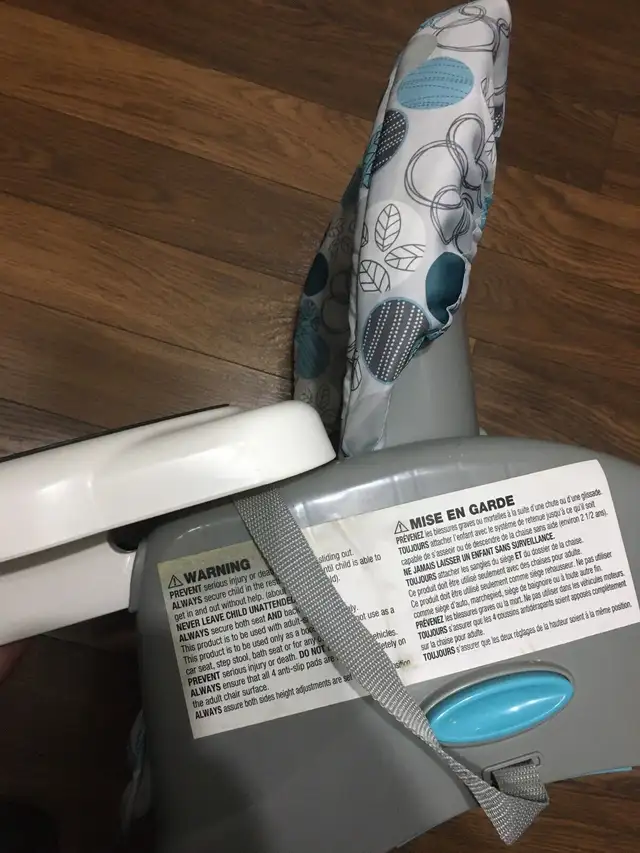 Baby or toddler adjustable feeding/booster chair with tray in Feeding & High Chairs in Mississauga / Peel Region - Image 5