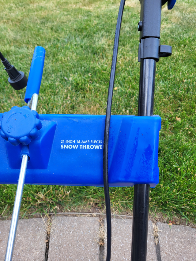 SNOWJOE 21" electric snow thrower in Snowblowers in Mississauga / Peel Region - Image 5