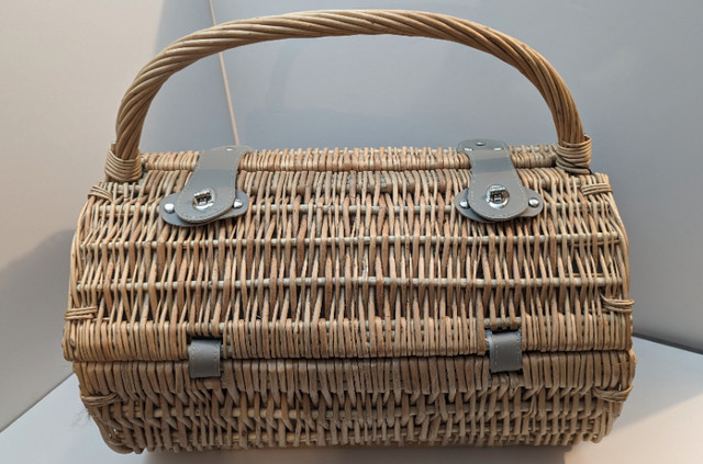 Picnic Basket for Two in Other in Kingston - Image 2