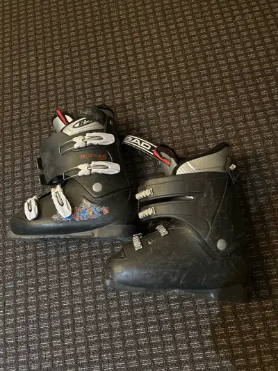 Used ladies Head ski boots. Size 25. I bought them off another Kijiji user but they are too big for...