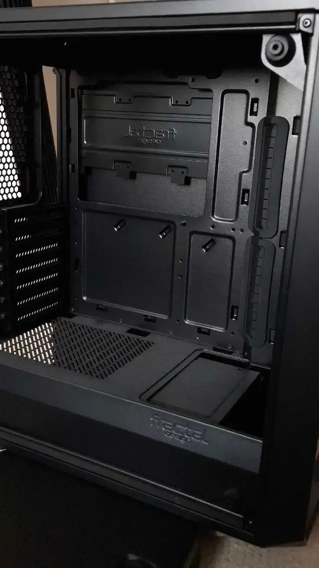 Fractal Mehsify C PC Case in System Components in Markham / York Region - Image 6