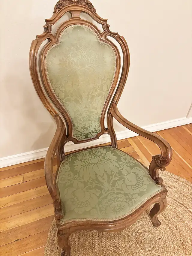 antique carved parlour chair in Chairs & Recliners in Nelson - Image 3