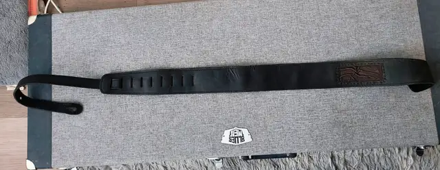 Premium Leather Guitar Strap in Guitars in City of Montréal - Image 2