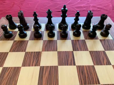 BRAND NEW pieces and chess board Classic Staunton chess set carved from ROSEWOOD and BOXWOOD. The ki...