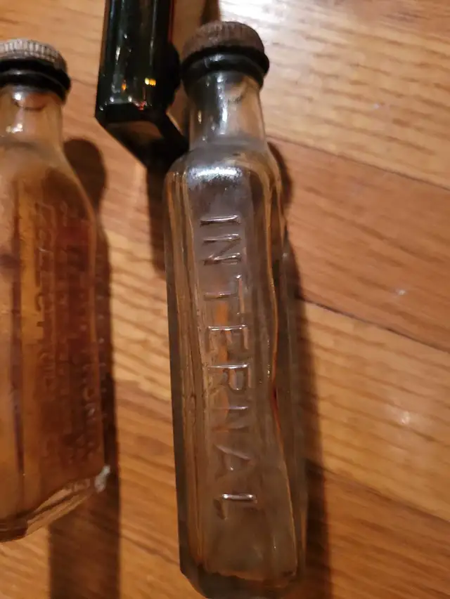 APOTHECARY MEDICAL BOTTLES. ANTIQUE MEDICAL BOTTLE in Arts & Collectibles in City of Toronto - Image 5