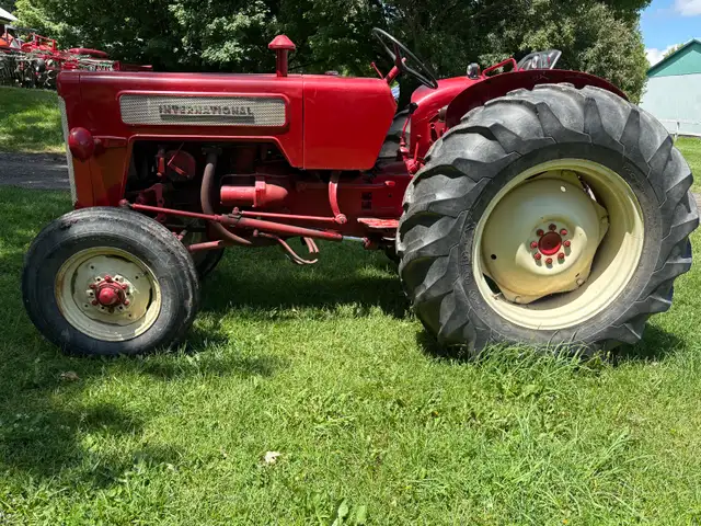 International B414 tractor in Farming Equipment in Hamilton - Image 2