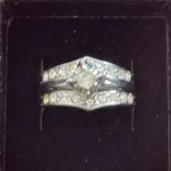 UNCAS Sterling Silver Cubic Zirconia Wedding Ring and Jacket Set in Jewellery & Watches in Ottawa - Image 2