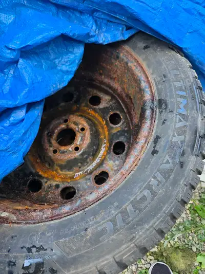 Durable General Tire Altimax Arctic winter tires come in a set of four. These 235/55 R17 tires have...