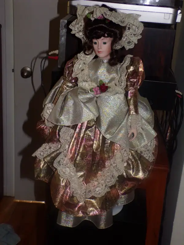 jOLIE POUPÉE DE PORCELAINE in Arts & Collectibles in West Island - Image 2