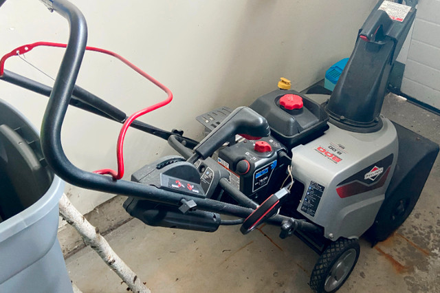 Briggs & Stratton gas snowblower for sale in Snowblowers in Barrie - Image 2