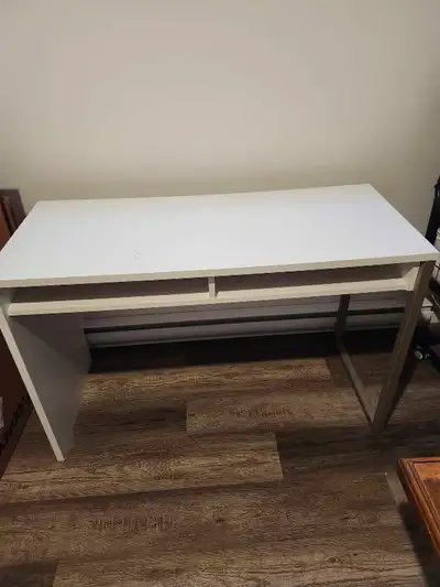 bureau de travail avec chaise sur roues, View more